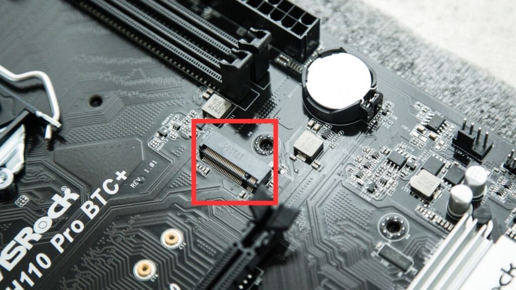 PCのマザーボード上にあるM.2 SSDを挿し込むためのスロットのアップ写真。